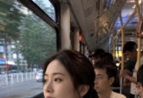 下班路上，第一眼真的像随手拍。不是写真，也不是大片，就是下班路上那种很普通的地铁、公交、雨天和发呆。第一眼像手机随手拍，第二眼才开始找破绽。手、路人、车厢细节，你能看出哪里不像真实吗？#ai生成图 #豆包
