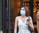 穿白裙的时尚女生