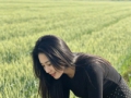 分享小区里随手拍的花草树木照# 田园少女风，黑裙白点，微笑蹲坐，阳光明媚
