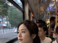 下班路上，第一眼真的像随手拍。不是写真，也不是大片，就是下班路上那种很普通的地铁、公交、雨天和发呆。第一眼像手机随手拍，第二眼才开始找破绽。手、路人、车厢细节，你能看出哪里不像真实吗？#ai生成图 #豆包