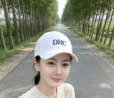 Title: 妤菲：#女生骑行穿搭真的又美又飒 阳光洒在林间小道，微风轻拂，骑行