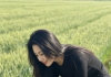 分享小区里随手拍的花草树木照# 田园少女风，黑裙白点，微笑蹲坐，阳光明媚