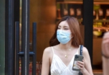 穿白裙的时尚女生