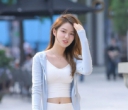 穿白裙的时尚女生