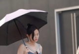穿黑白群的时尚女生