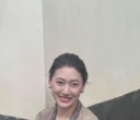 花开满墙，微风正好。不用奔赴远方，街头一隅，也能捕捉舒服自在的氛围感。