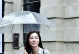 雨中漫步，伞下佳人，灰裙白衫，优雅又带点小俏皮。
