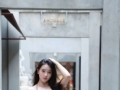 在上海张园拍到一个有气质的美女，台风天也要分享