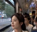 下班路上，第一眼真的像随手拍。不是写真，也不是大片，就是下班路上那种很普通的地铁、公交、雨天和发呆。第一眼像手机随手拍，第二眼才开始找破绽。手、路人、车厢细节，你能看出哪里不像真实吗？#ai生成图 #豆包
