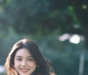红色U领短袖搭配牛仔裤，在公园、草地拍照，活泼好看，明媚出片