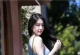 入夏偏爱低饱和浅蓝 这款无印花包臀裙出镜率超高