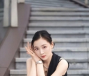 优雅黑裙，都市时尚，静坐台阶，尽显魅力。