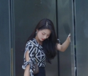 穿黑裙的时尚女生