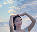年轻女人时尚穿搭风格分享# 这位美女在户外自拍，背景是美丽的风景。