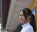 街拍穿搭：牛仔短裤骑自行车的漂亮女孩