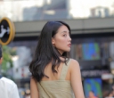 撞色美学与松弛感，杏色工装背心下的复古街头诗！
