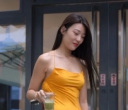 穿橘色群的时尚女生