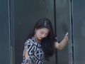 穿黑裙的时尚女生