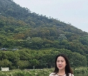 一袭白裳梅花泪一山水旁映一梅