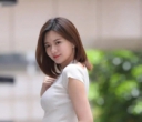 街拍穿搭：逛街的美丽姑娘