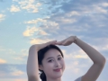 年轻女人时尚穿搭风格分享# 这位美女在户外自拍，背景是美丽的风景。