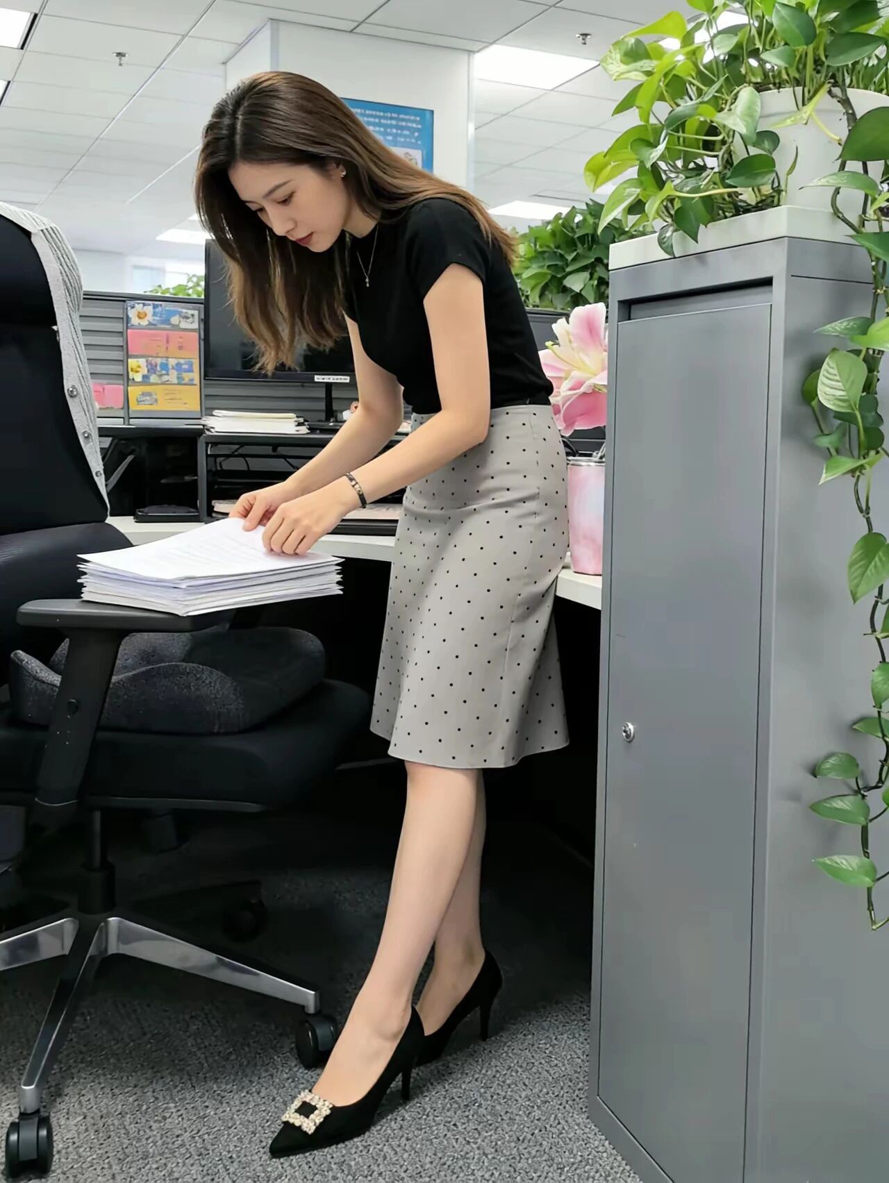 办公室通勤不肥胖美女穿搭，波点裙藏住的小心机记录生活的美好，简简单单