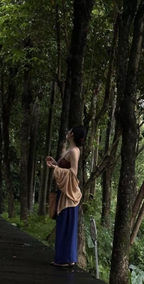 我贪恋这份不加美化的纯粹，偏爱原相机之下，万物最本真、最动人的模样。连同我放下紧绷、自在放空的模样……
