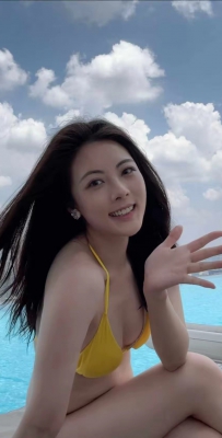 美人图鉴社：阳光明媚的泳池边，甜美笑容的夏日时光‍♀️