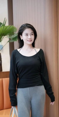 黑色宽松上衣 + 灰色阔腿裤，在轻奢商场，拍出轻熟松弛氛围感