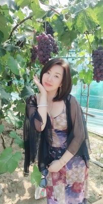 园中闲坐的看花