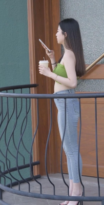 靓衣坊：街拍妹子。“成年人的清醒，是明白没有谁离不开谁。能失去的，本就不属于你；能离开的，皆是路人。” #紧身牛仔裤 #夏季ootd #绿色穿搭系列 #辣妹穿搭 #极品身材
