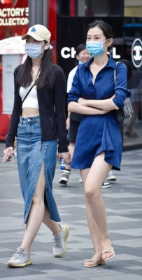 穿蓝裙的时尚女生