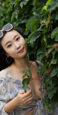 浅蓝碎花裙往威海墙前一站，她好像从画里走出来的小仙女