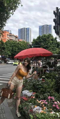 遇见美好模样：吊带背心+短裤，真的是性感夏天的代言人
