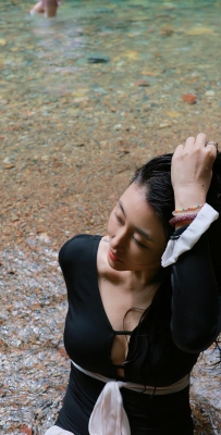 人间取景人：昨日又见她窃窃风华。