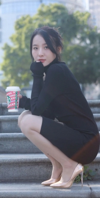 穿黑衣的时尚女生