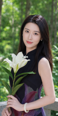 林间藏温柔，黑底印花旗袍诠释东方女子清雅风骨