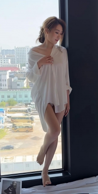 这件白衬衫简直是“纯欲风”天花板！微微露肩的小心机搭配红酒杯，慵懒又迷人。午后的阳光洒进来，这一刻的氛围感真的绝了，这就是传说中的“男友视角”吧？✨ #白衬衫诱惑 #居家氛围感 #微醺时刻 #男友视角