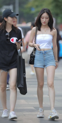 穿牛仔短裤的时尚女生