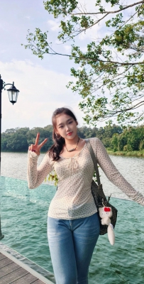 米白波点衫配浅蓝牛仔，她在湖边拍出了最舒