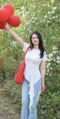 美女周末郊游爬山