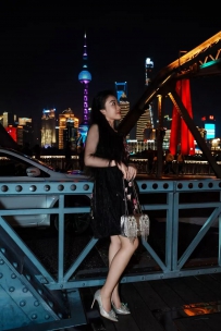 夜晚的明珠塔在美女的衬托下非常漂亮
