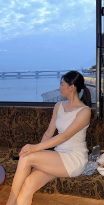 装修一般，人也很多，拍照的机位很少，都是为了大露台和这个窗景来的。