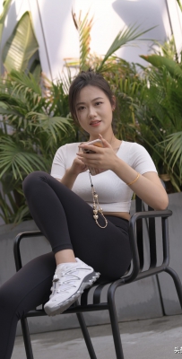 丑妇就像一本精装书，从举手投足到谈吐都散发着魅力。