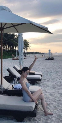 太阳好大，不怕晒的美女