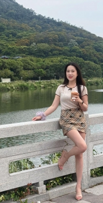 一袭白裳梅花泪一山水旁映一梅