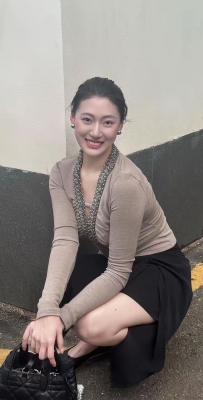 花开满墙，微风正好。不用奔赴远方，街头一隅，也能捕捉舒服自在的氛围感。