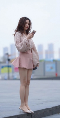 穿粉色群的时尚女生