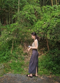漂亮女人带孩子们去喜欢的地方DIY披萨