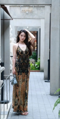 在上海张园拍到一个有气质的美女，台风天也要分享